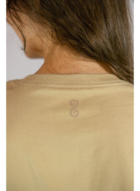 camiseta basica bege sustentavel gnine 2